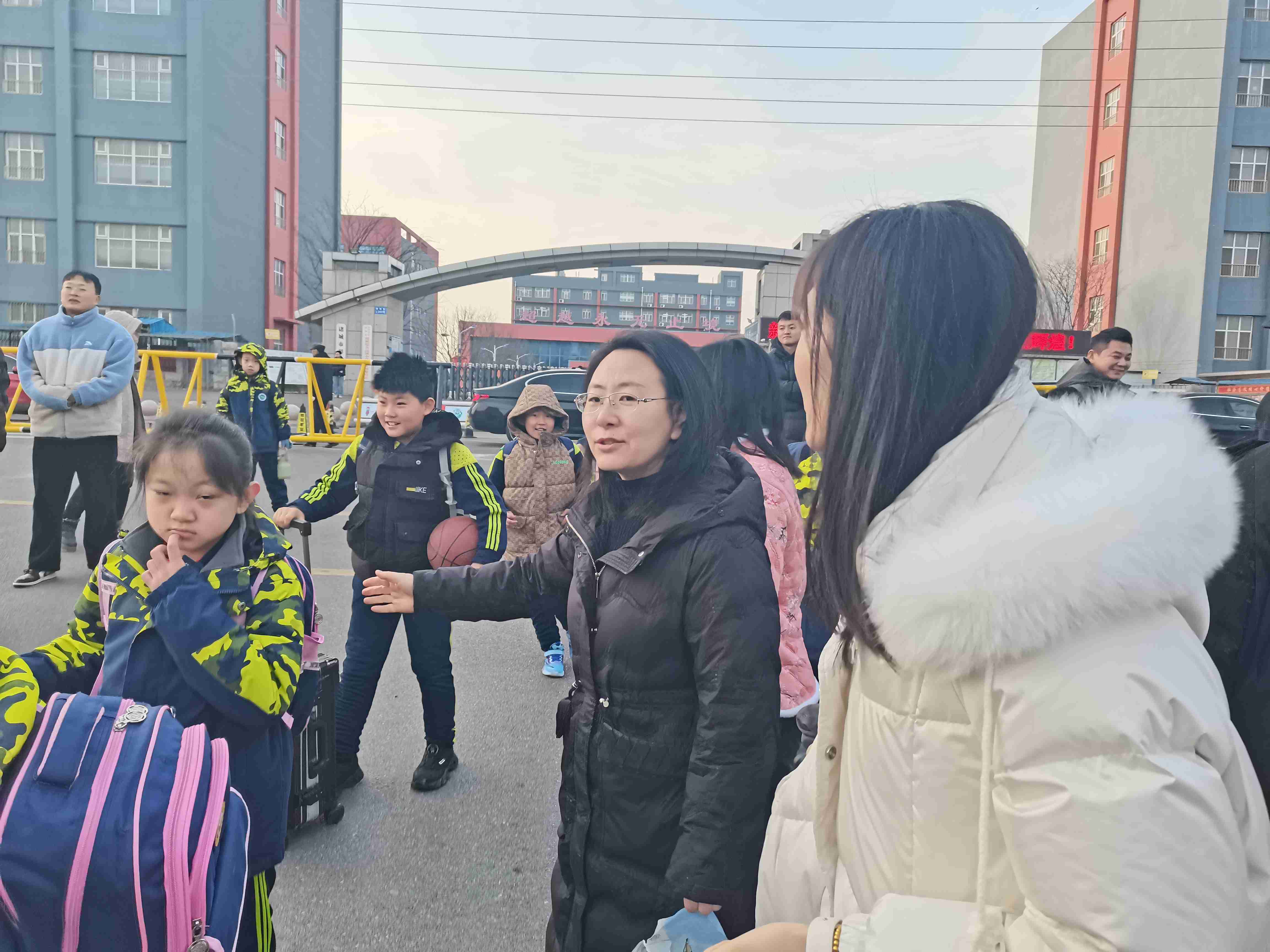 温情交流，共育幼苗：校门口的家校互动